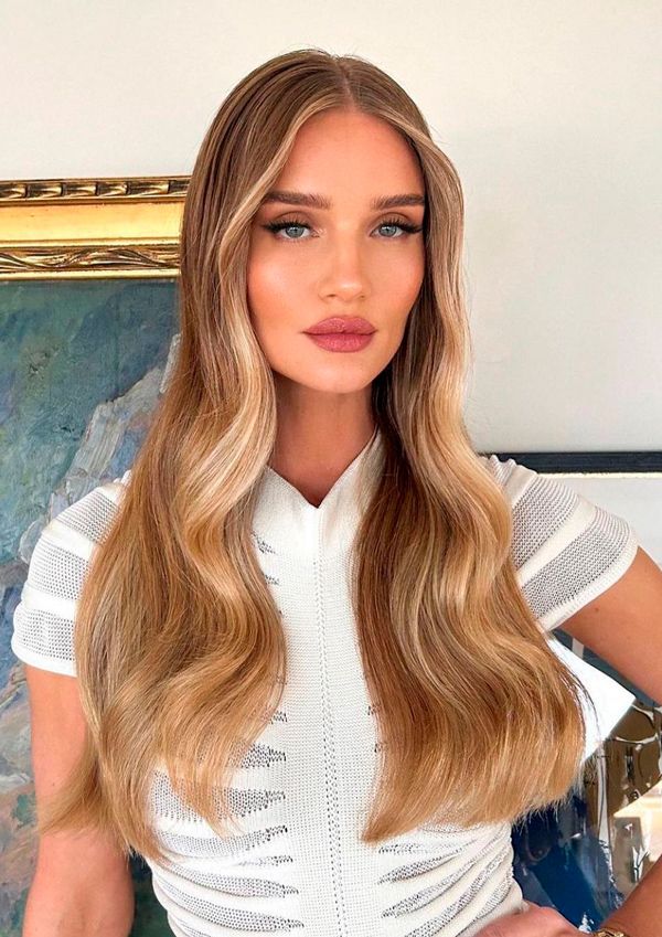 Rosie Huntington-Whiteley con ondas en el pelo