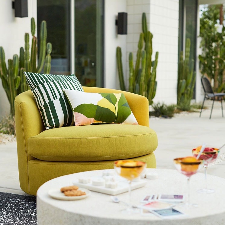 Decoración de jardín con sillón verde menta
