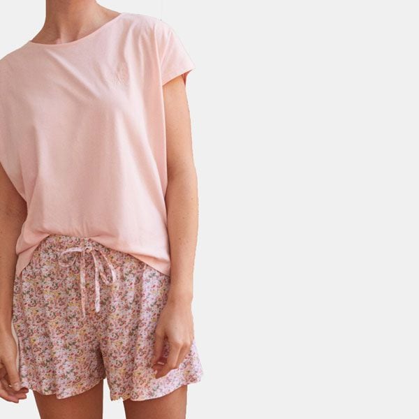 Pijama corto rosa con flores