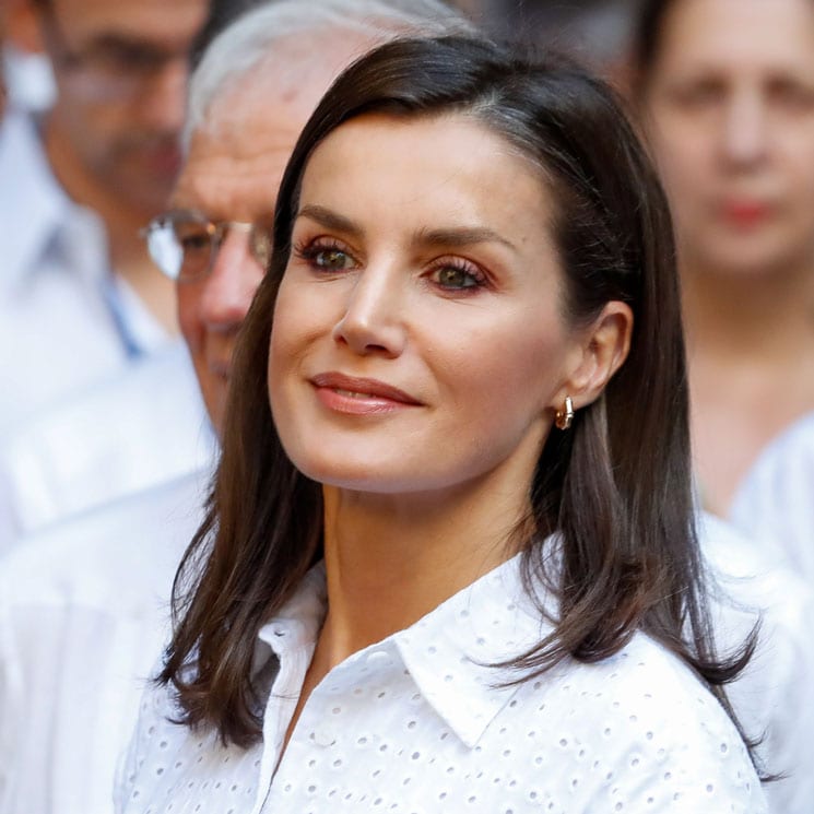 Letizia con vestido blanco