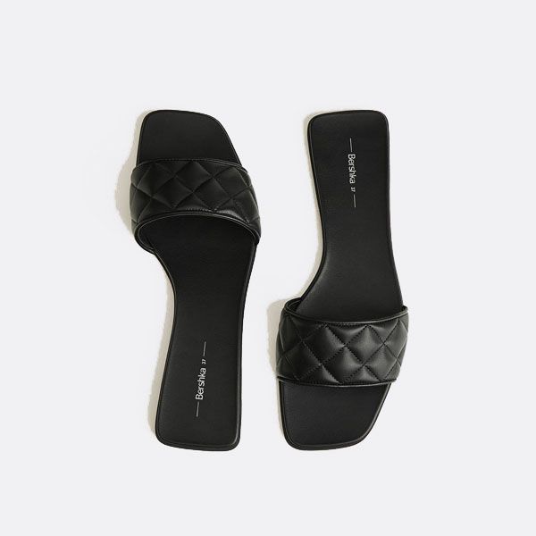 Unas sandalias acolchadas y planas