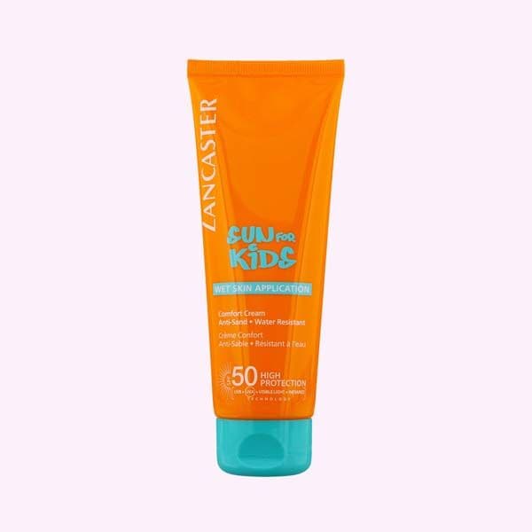 Crema solar sobre piel mojada