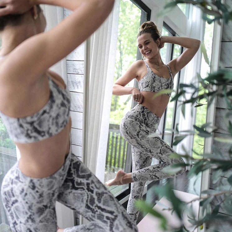 Josephine Skriver con ropa de deporte