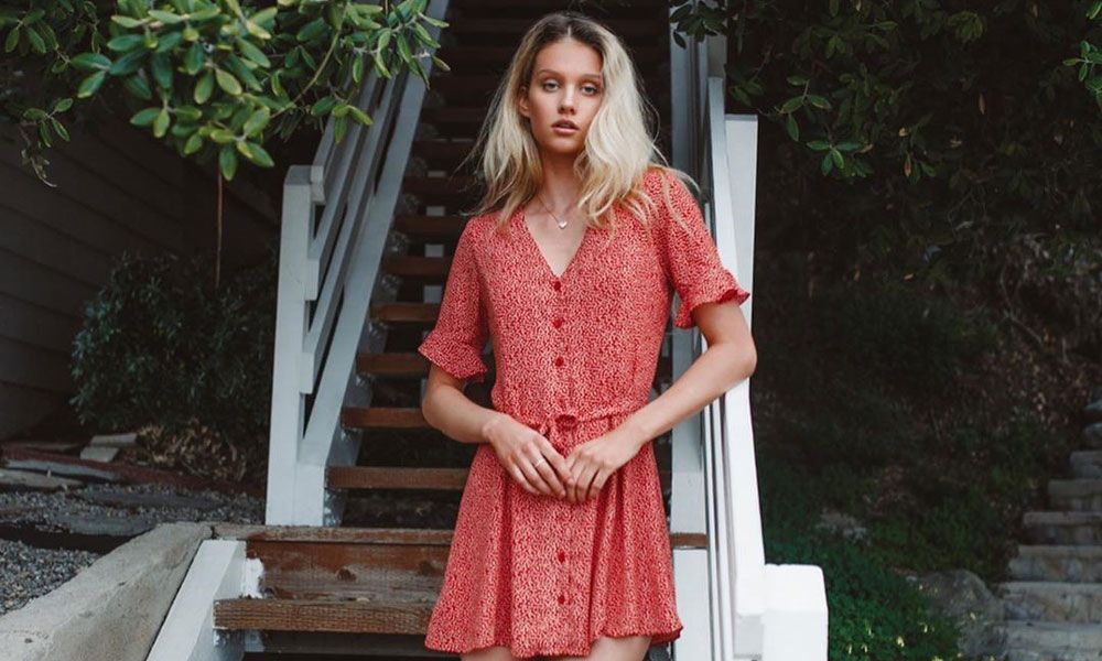 Vestidos de flores que te quitan dos tallas al instante