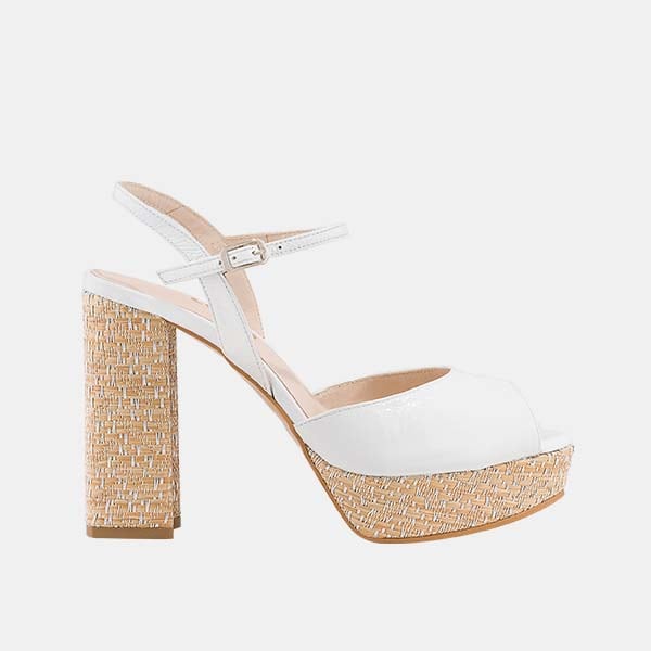 Salones blancos estilo 'peep toes'