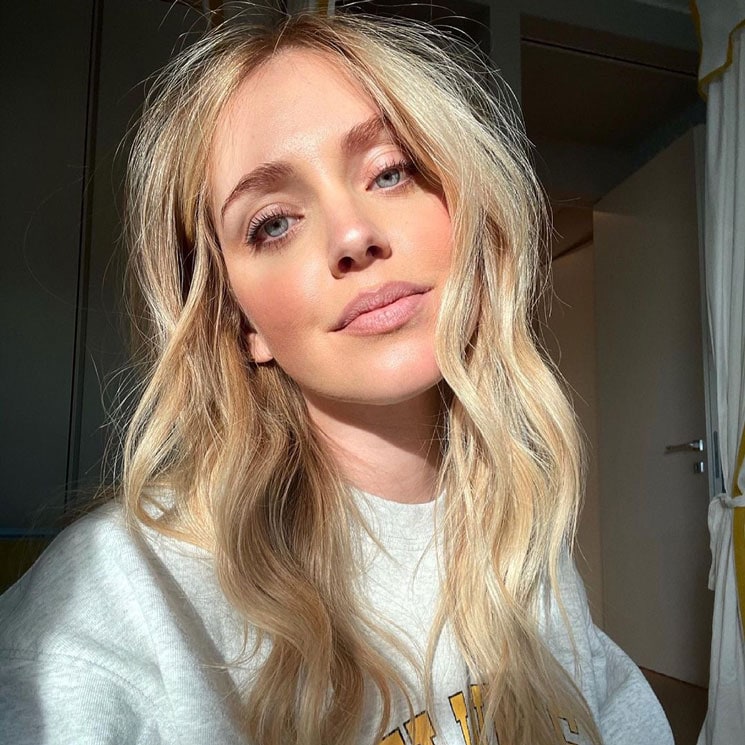 Chiara Ferragni con sudadera gris