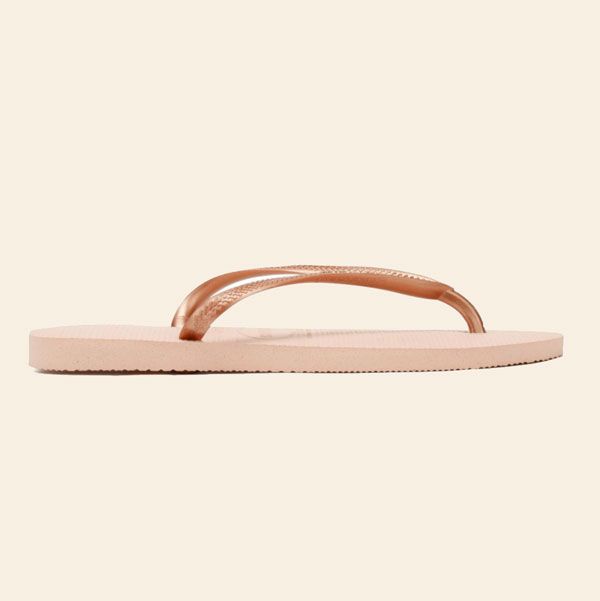 Unas chanclas de agua, el imprescindible del verano