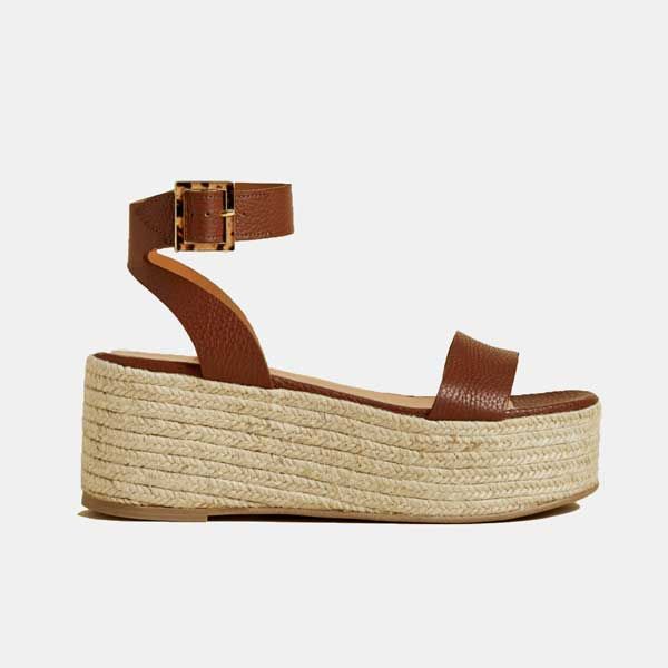 Las sandalias de cuña de Sara Carbonero ya están rebajadas