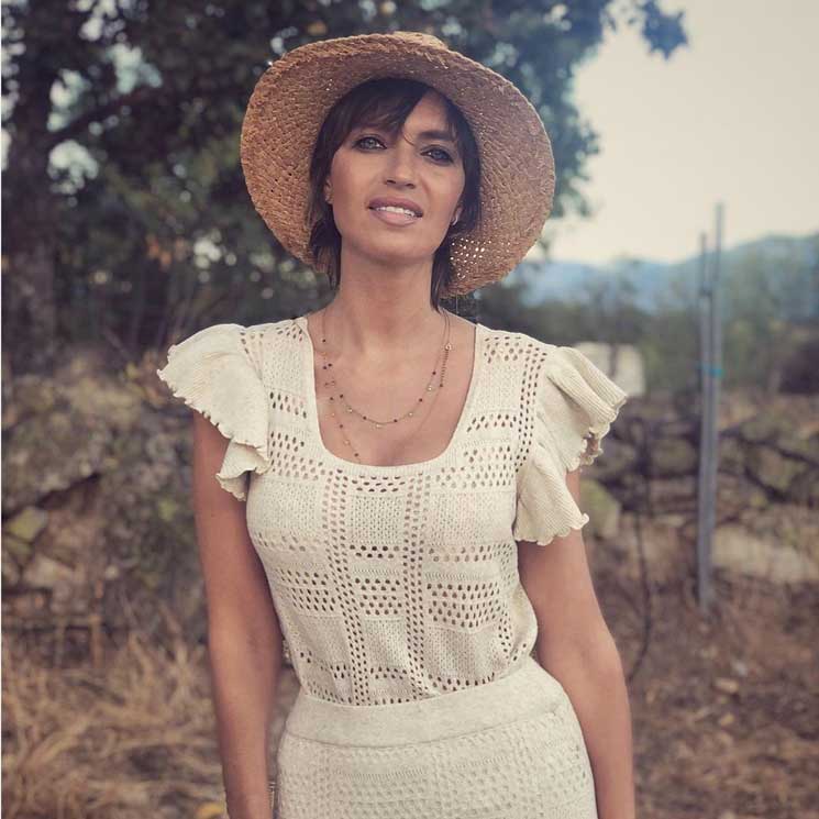 Sara Carbonero con conjunto blanco de Uterqüe