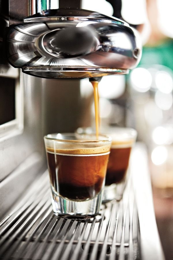 Barista haciendo café con cafetera profesional en cafe