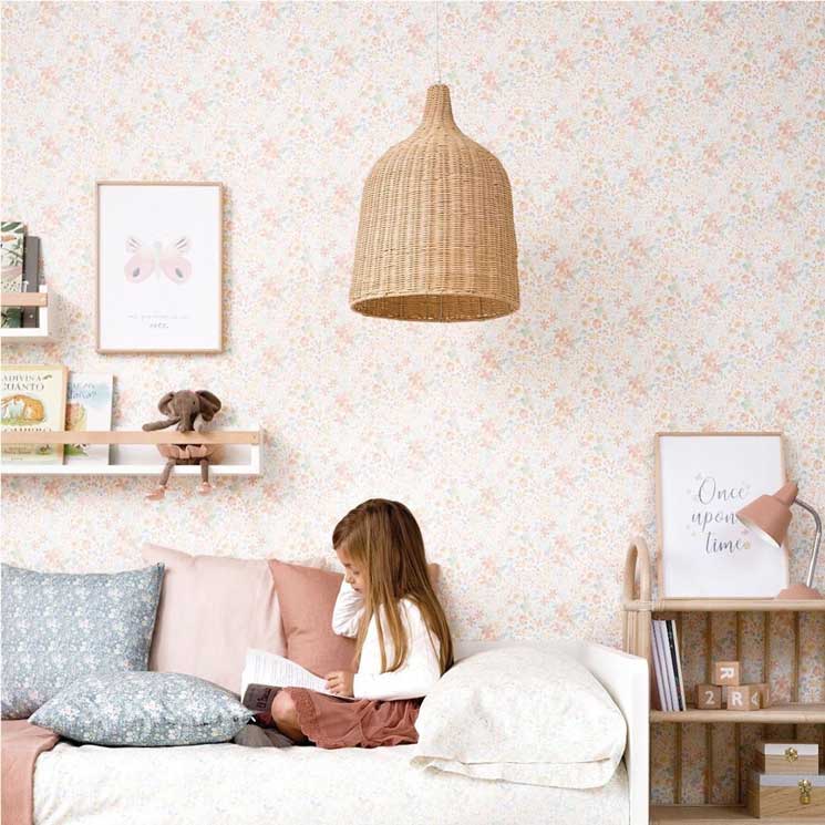 Niña leyendo un libro en la habitación