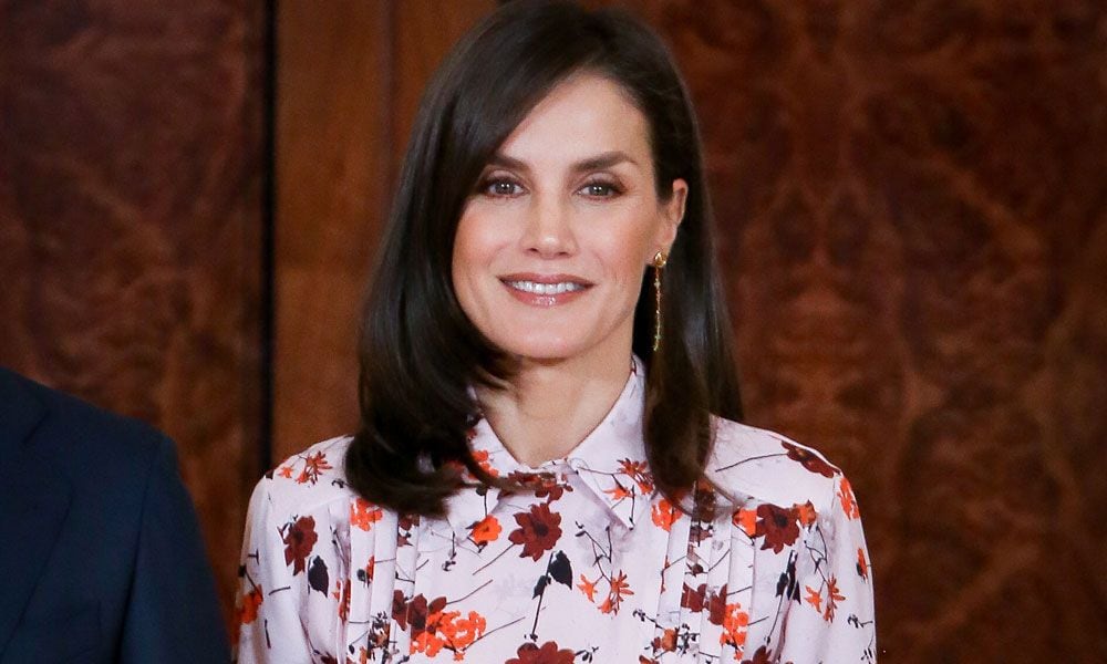 Los pantalones 'fit' de doña Letizia, el básico más cómodo para tus looks de entretiempo