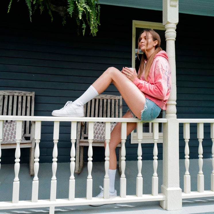 Josephine Skriver con zapatillas de deporte