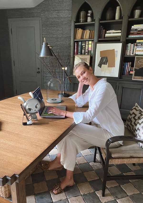 Karlie Kloss con ordenador