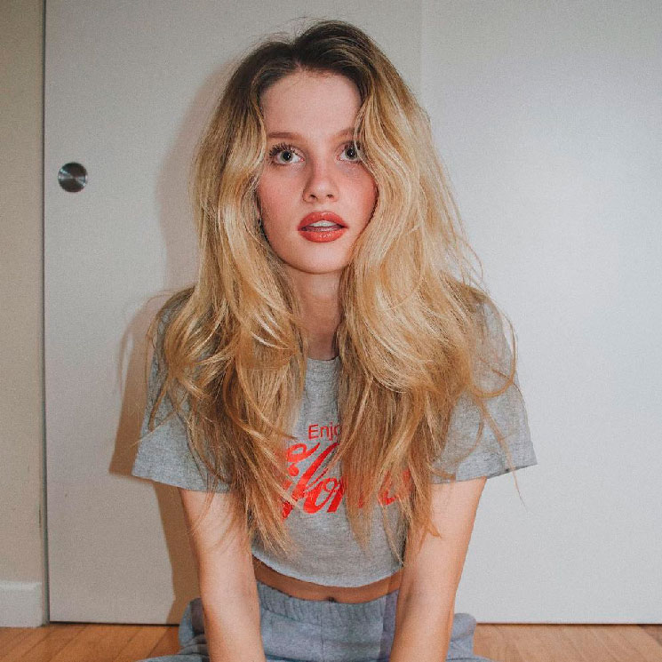 Hazel Graye con camiseta gris