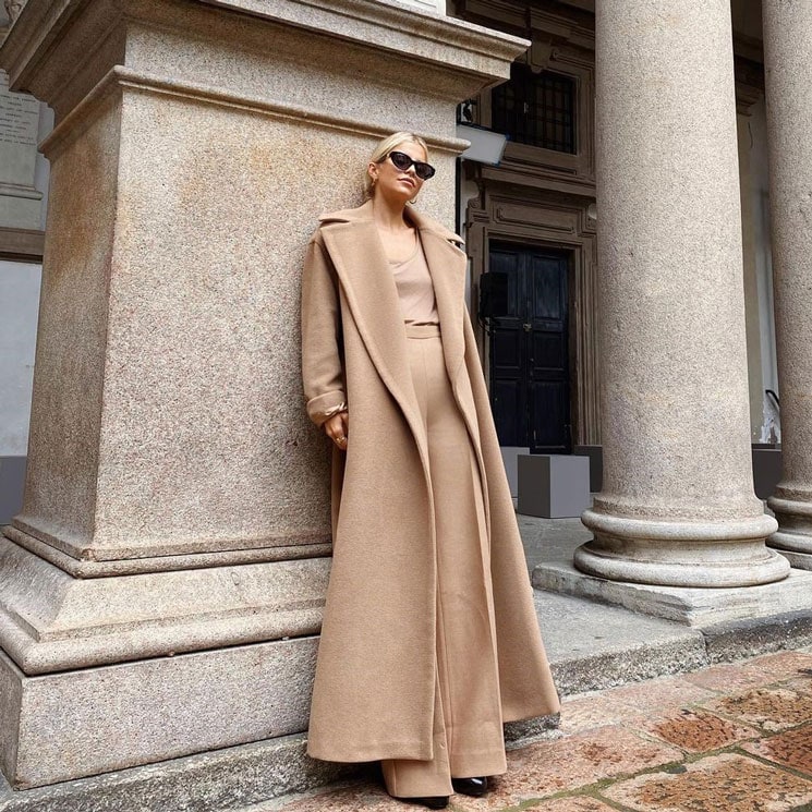 Caroline Daur con prendas de traje beis