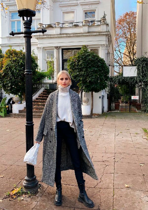 Caroline Daur con abrigo gris