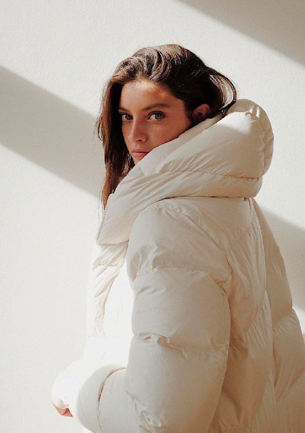 Melina Martin con abrigo blanco acolchado 