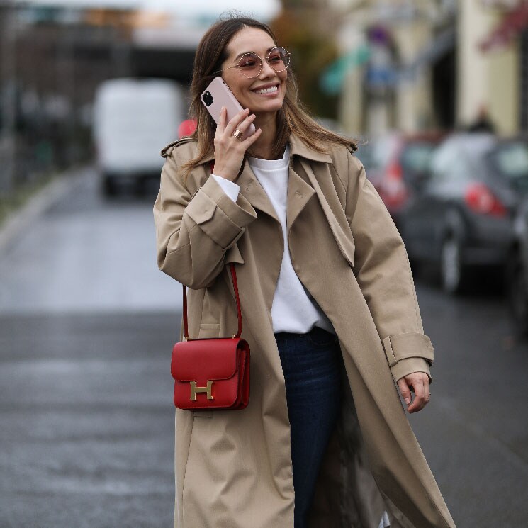 Anna Schürrle con teléfono movil