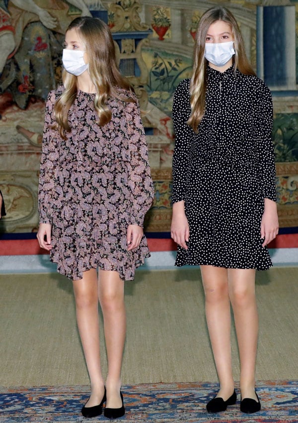 Leonor y Sofía con vestidos estampados