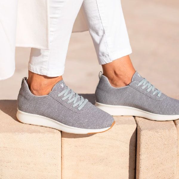 Zapatillas de mujer en color gris
