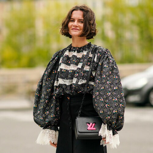 Marta Cygan con blusa de encaje en París