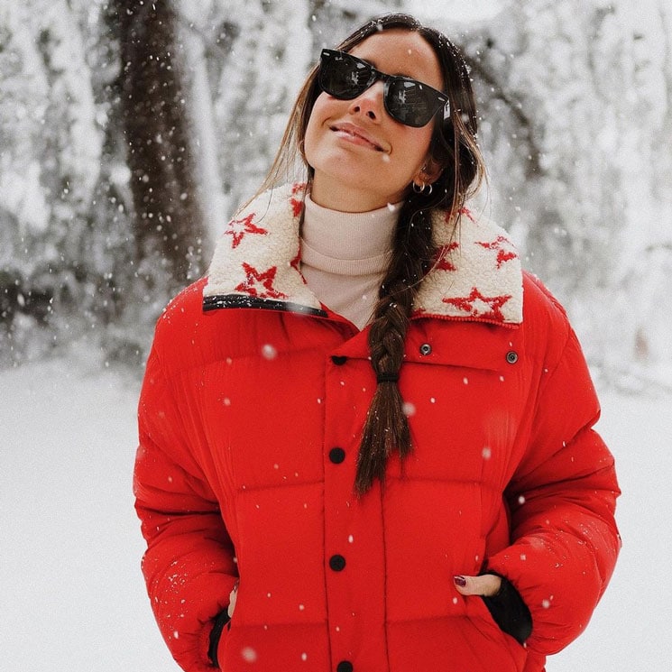 María Fernández-Rubíes con abrigo acolchado rojo