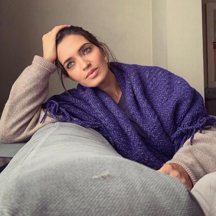 Sara Carbonero con manta-pañuelo