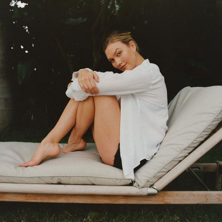 Karlie Kloss con camisa blanca