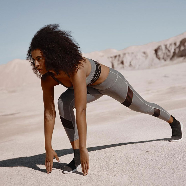 Modelo corriendo con conjunto y zapatillas de Born Living Yoga