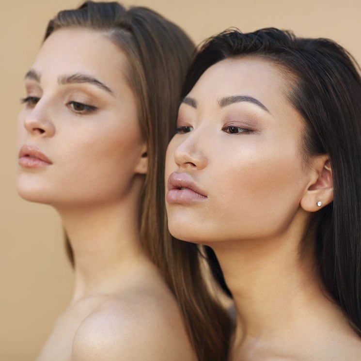 Mujeres con rostro liso y maquillado