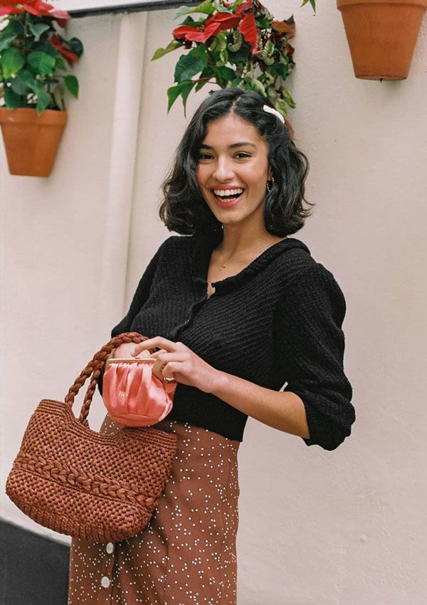 Esther Ollande con camisa y falda midi