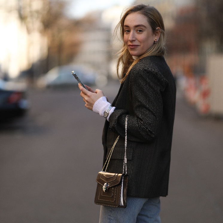 Sonia Lyson con teléfono movil