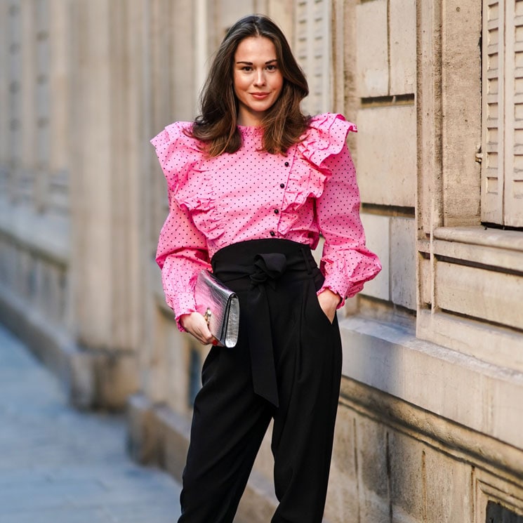 Therese Hellström con blusa rosa de volantes