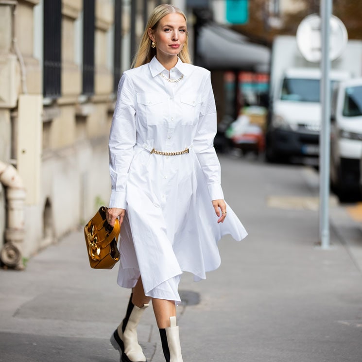 Leonie Hanne con vestido blanco camisero