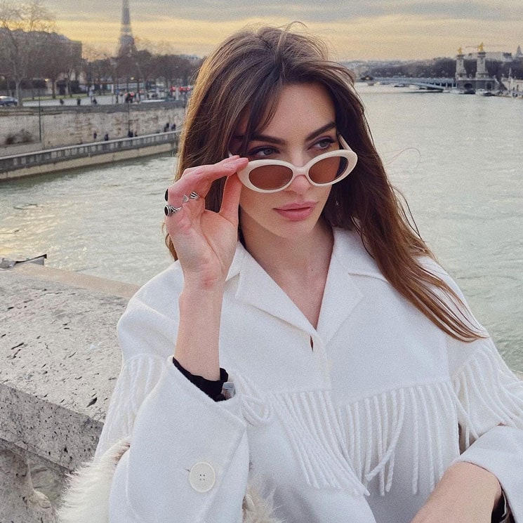 Mara Lafontan con cazadora blanca y gafas de sol