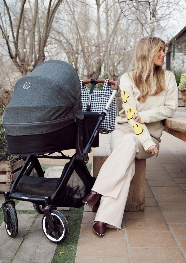 María Pombo con carrito de bebé