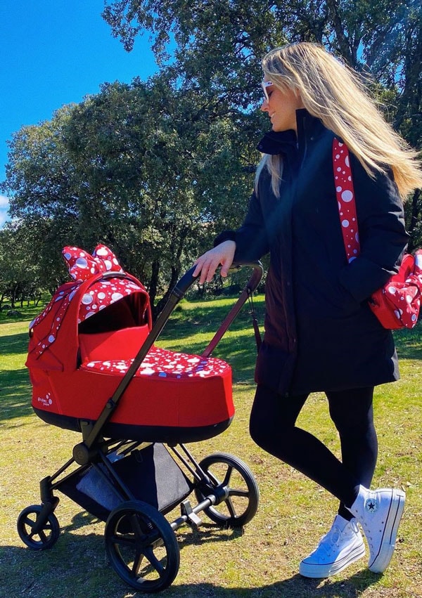 Edurne con carrito de bebé de Minnie