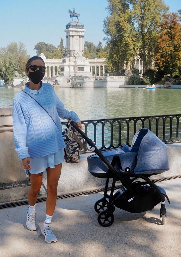 María Fernández Rubíes con carrito de bebé