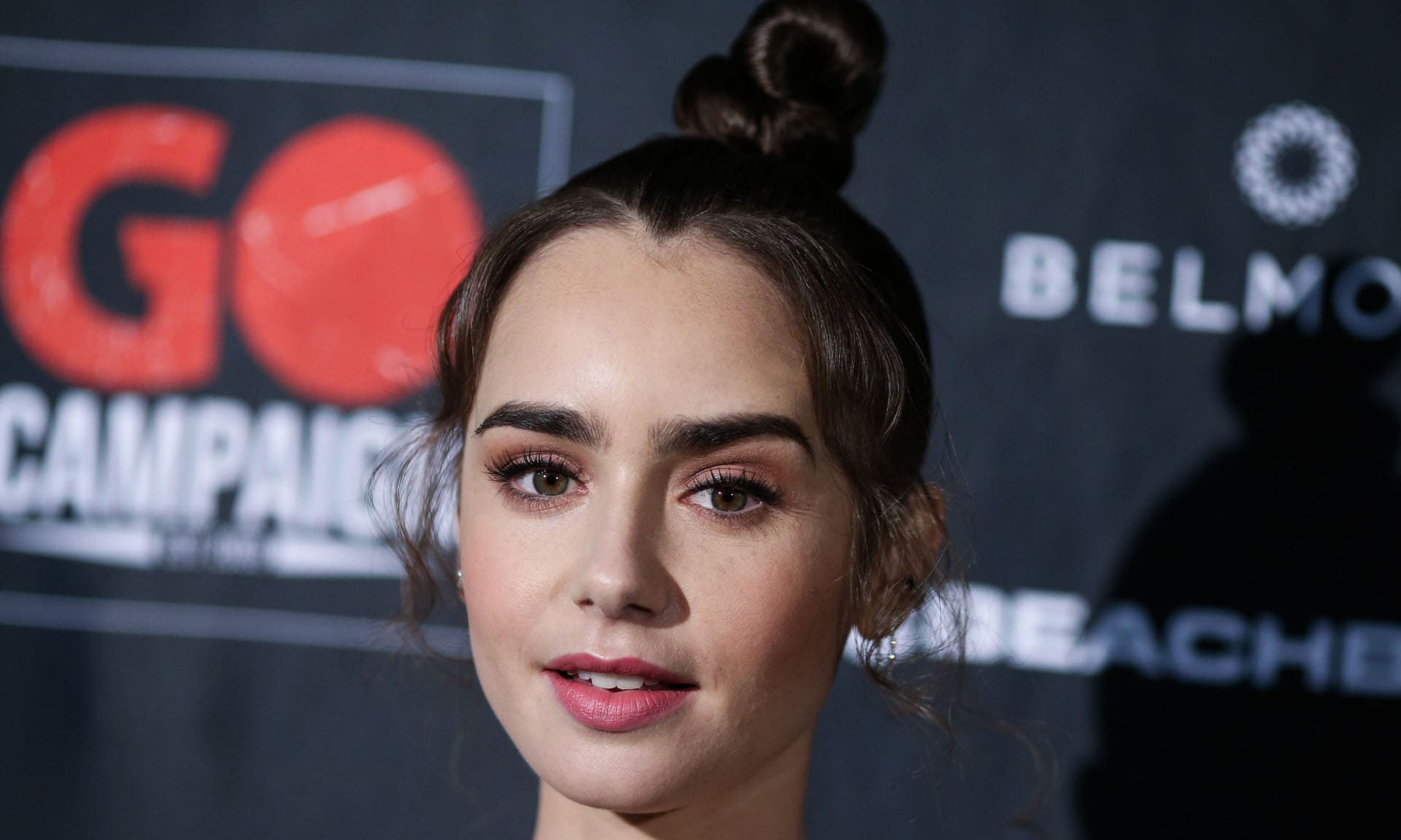 Rejuvenece tu mirada con el diseño de cejas de Lily Collins y estos productos