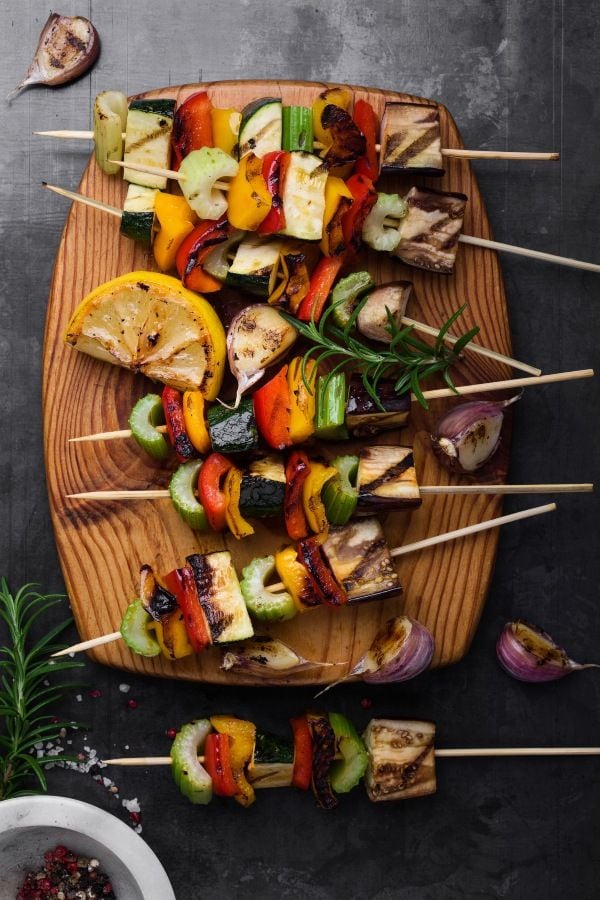 Vegetales a la plancha dispuestos en una tabla