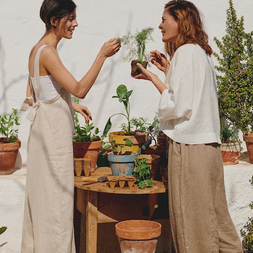Chicas cultivando huerto urbano con ropa de Oysho