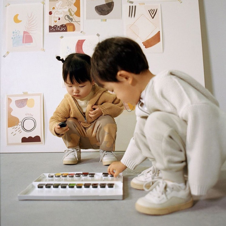 Niños jugando con pinturas de Zara Kids