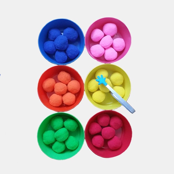 Pompones con cubos para aprender los colores