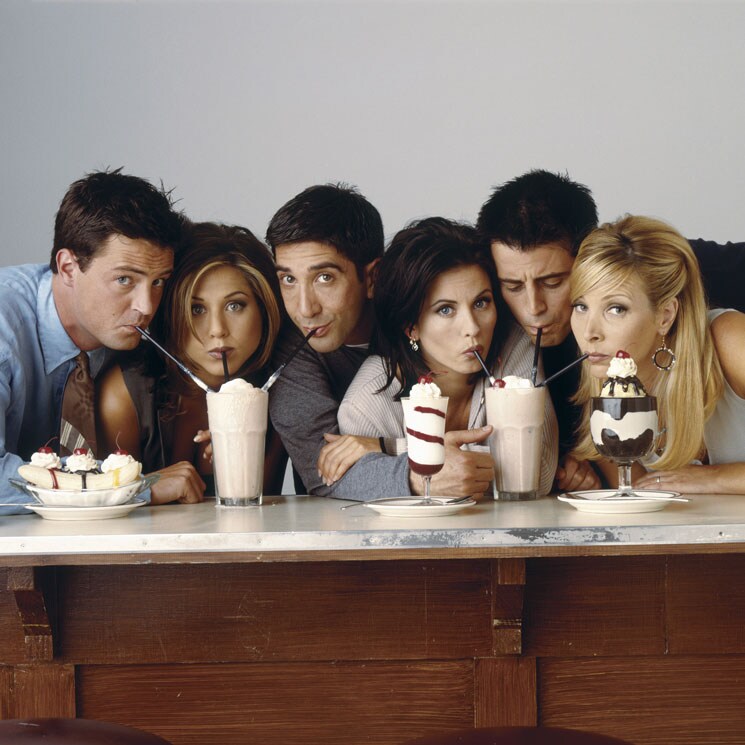 Personajes de Friends tomando batido
