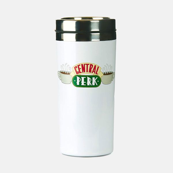 Una taza de viaje con el logo de Central Perk