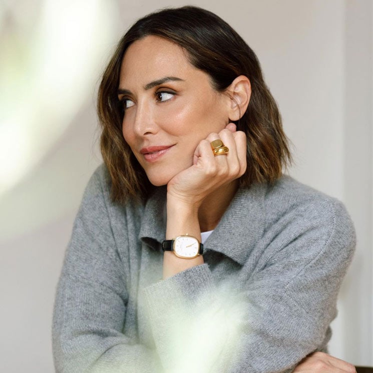 Tamara Falcó con jersey de punto gris y anillo de Tous
