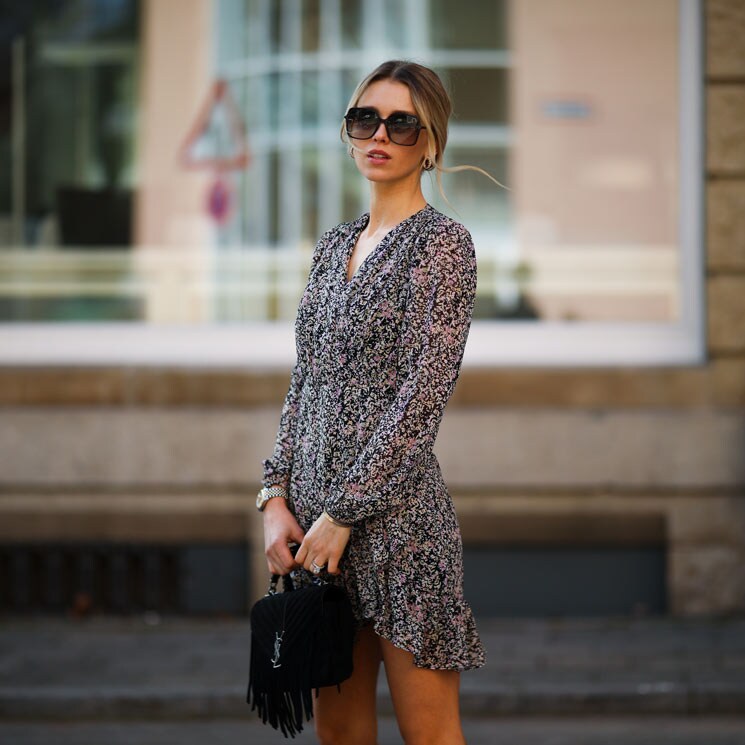 Scarlett Gartmann con vestido de flores mini