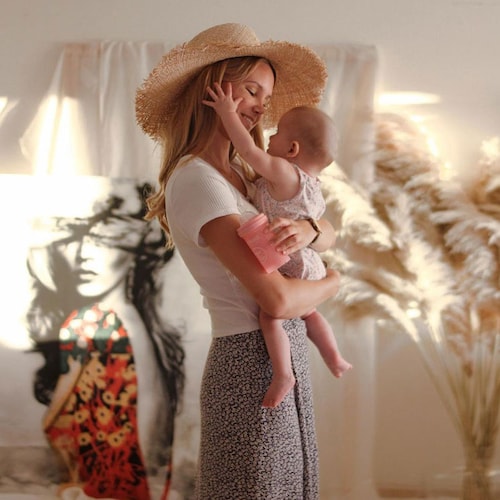 Caroline Wendelin con su bebé