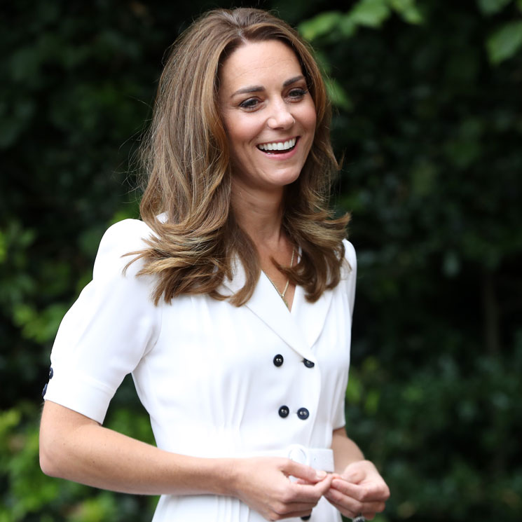 Kate Middleton con vestido blanco de manga corta abullonada